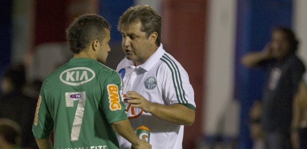 Kleina conversa com M. Leite em duelo contra o Tigre, partida em que se lesionou - EFE/Iván Fernández