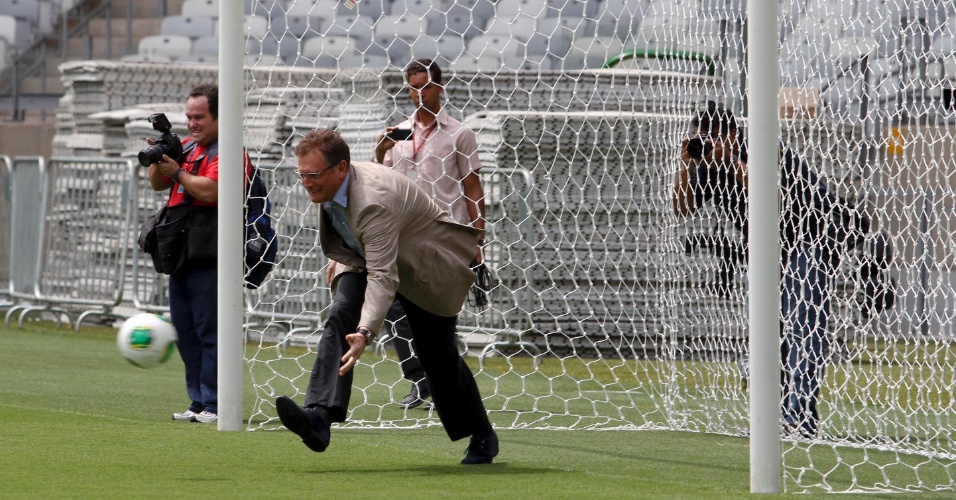 06.mar.2013 - Jérôme Valcke brinca e faz as vezes de goleiro durante visita da Fifa e do COL da Copa 2014 ao Mineirão, em Belo Horizonte