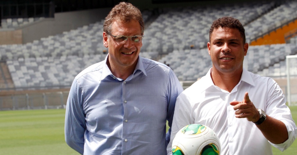 06.mar.2013 - Jérôme Valcke (esq), secretário-geral da Fifa, e o ex-atacante Ronaldo, membro do COL da Copa 2014, posam para fotos no Mineirão, em Belo Horizonte