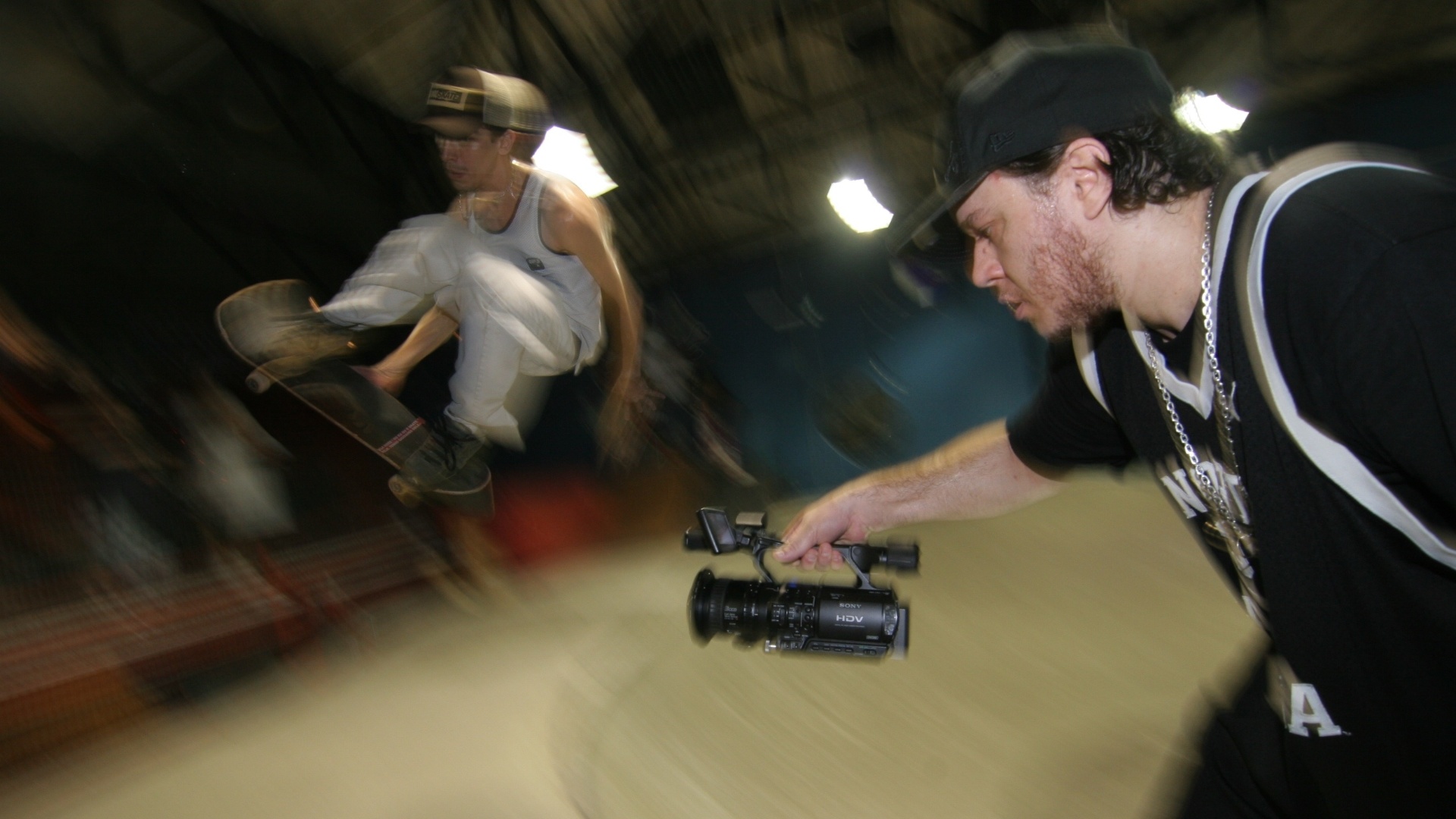 25.abr.2006 - Chorão filma manobras de skate, uma de suas paixões. O cantor tinha planos de fazer um novo longa-metragem - Simon Plestenjak/Folha imagem