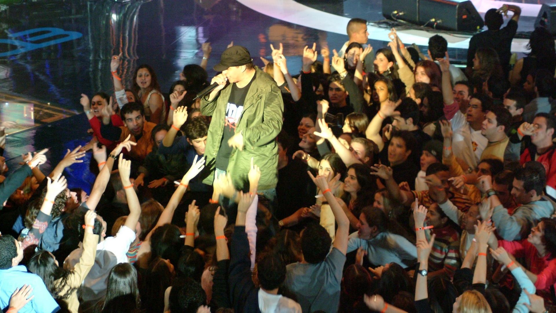 26.ago.2003 - Chorão se apresenta com Charlie Brown Jr. durante premiação VMB 2003, da MTV, no Anhembi, em São Paulo - Marcio Pena/Folha Imagem