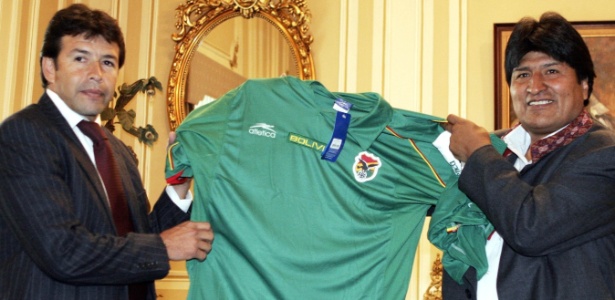 Ex-técnico da seleção, Erwin Sánchez (esq) entrega camisa ao presidente Evo Morales - REUTERS/David Mercado