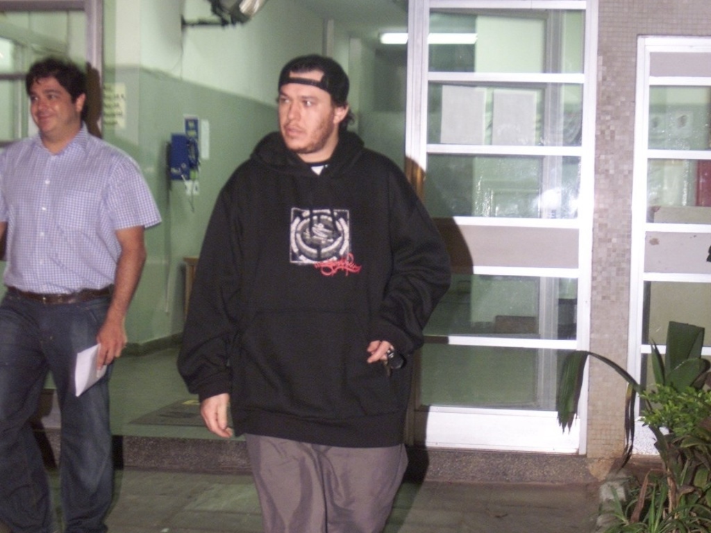 6.mar.2005 - Chorão sai da delegacia após acidente de carro em Santos - Carlos Marques/"A Tribuna"