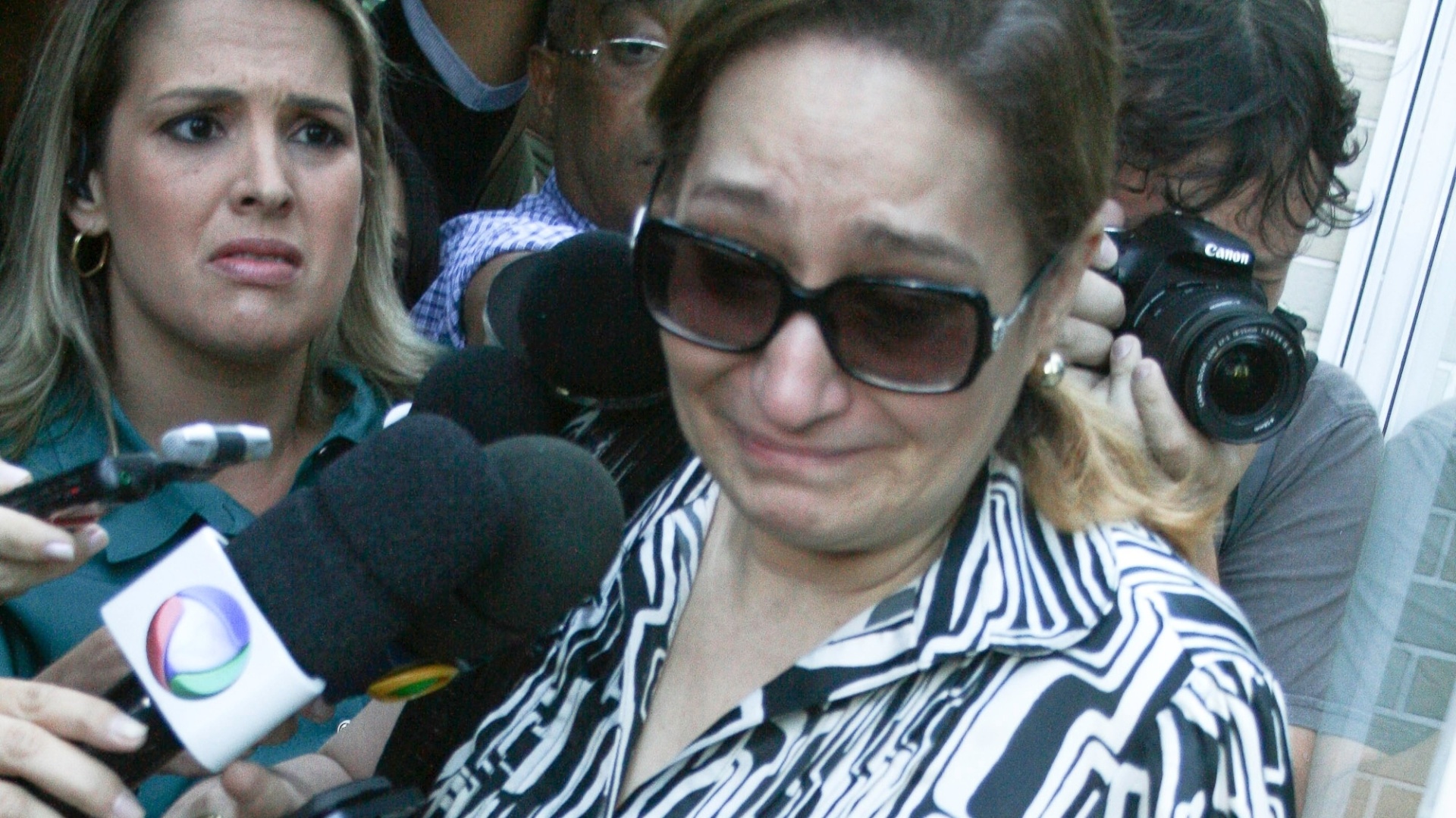 6.mar.2013 - A apresentadora Sonia Abrão, prima de Chorão, sai do prédio emocionada - Mauricio Camargo/Brazil Photo Press