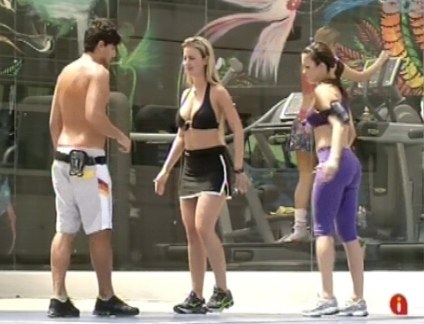 6.mar.2013 - André passa treino aeróbico para Kamilla e Fernanda, no quintal da casa