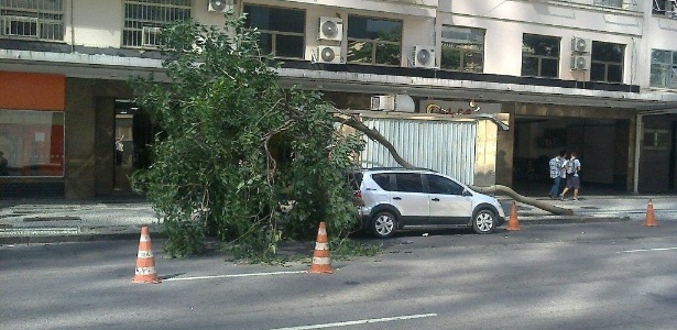 Árvores caíram e ruas ficaram alagadas após a forte chuva que atingiu o Rio - Hanrrikson de Andrade/UOL