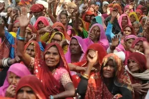 Ativistas dos direitos da mulher protestam nesta quarta-feira (6) em Nova Déli, na Índia, pela prisão de um homem acusado de estupro - Raveendran/AFP