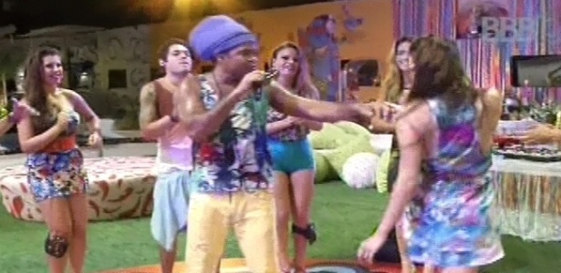 6.mar.2013 - Carlinhos Brown tira Kamilla para dançar ao som 