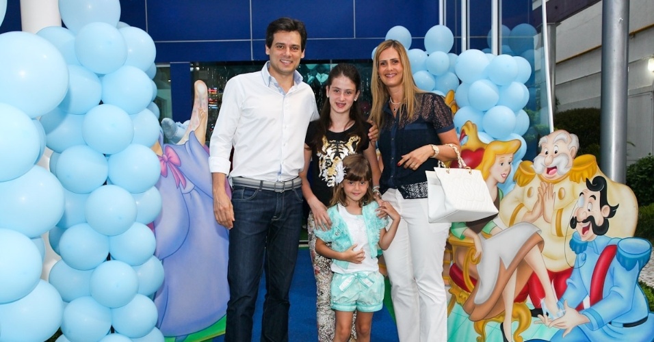 6.mar.2013 - Celso Portioli prestigiou o aniversário de três anos de Helena e Isabella, filhas de Luciano, em uma casa de festas em São Paulo. Ele estava acompanhado da mulher e das filhas