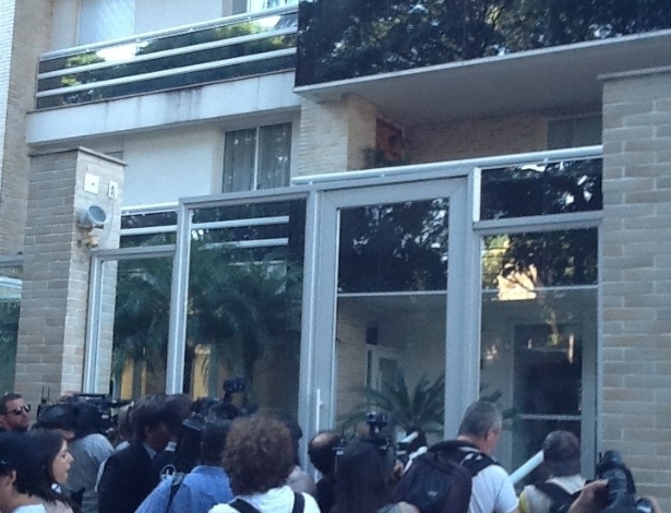 6.mar.2013 - Jornalistas e fãs esperam notícias na frente do prédio de Chorão, onde o cantor foi encontrado morto nesta manhã no bairro de Pinheiros, em São Paulo - Thiago Azanha/UOL