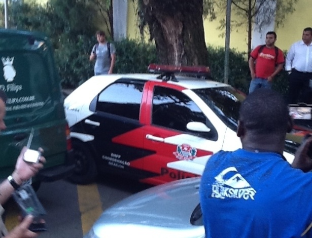 6.mar.2013 - Policiais entram no prédio de Chorão, onde o cantor foi encontrado morto nesta manhã no bairro de Pinheiros, em São Paulo - Thiago Azanha/UOL