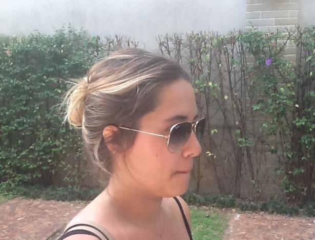 6.mar.2013 - Fã de Chorão, Larissa de Paula esteve na frente do prédio do cantor e disse que ainda não acreditava na notícia - Thiago Azanha/UOL