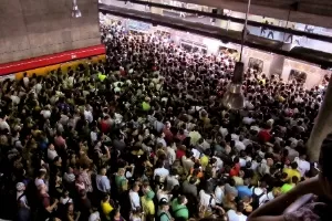 Fotos: Falhas na CPTM e no Metrô de São Paulo - 10/10/2013 - UOL