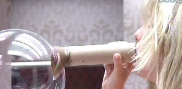 6.mar.2013 - Fernanda faz bolinha de sabão com tubo de papelão; ideia foi de Fani