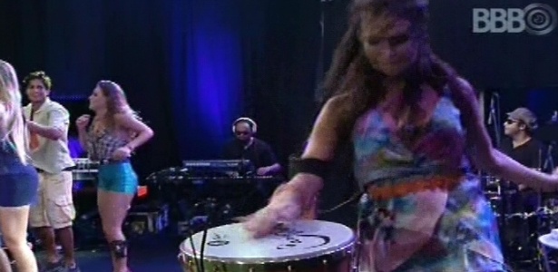 6.mar.2013 - Kamilla aproveita para tocar percussão durante a música 