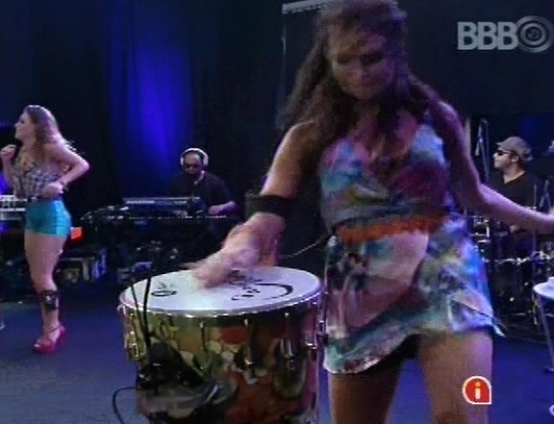 6.mar.2013 - Kamilla aproveita para tocar percussão durante a música "Maria Caipirinha"