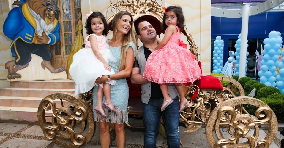 6.mar.2013 - Luciano e a mulher, Flavia, celebraram os três anos das filhas, as gêmeas Helena e Isabella, com festa em São Paulo