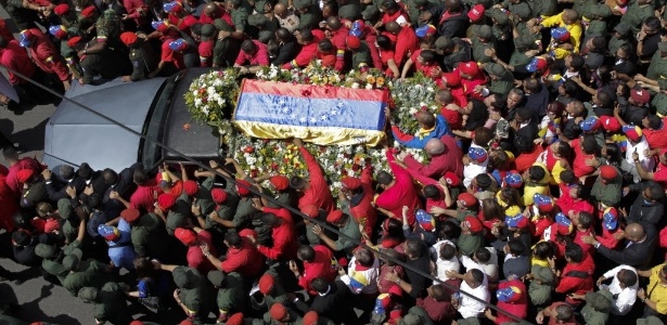 Multidão acompanha o cortejo do presidente Hugo Chávez pelas ruas de Caracas - David Fernández/Efe