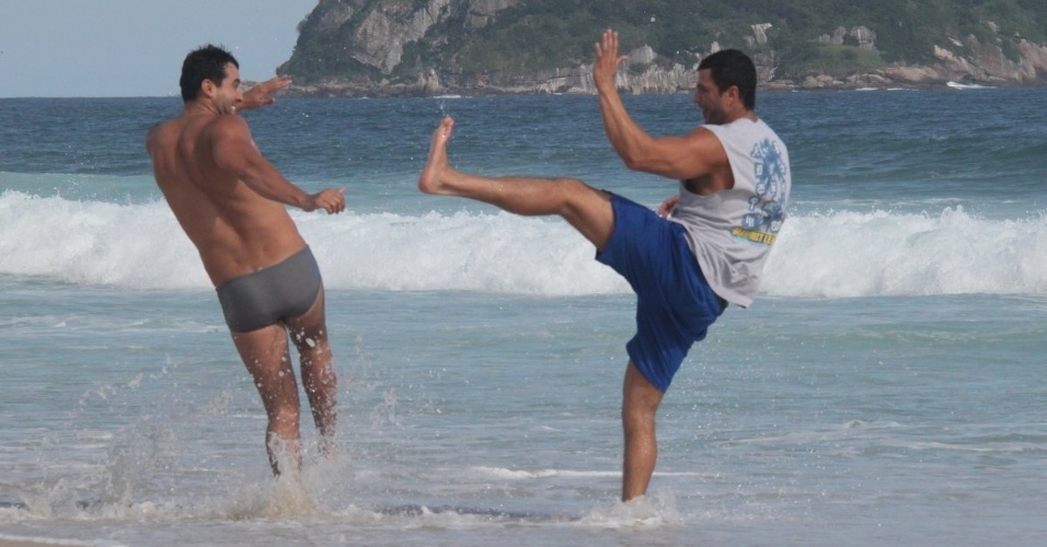 6.mar.2013 - O ex-BBB Kléber Bambam praticou capoeira na praia da Barra da Tijuca, zona oeste do Rio
