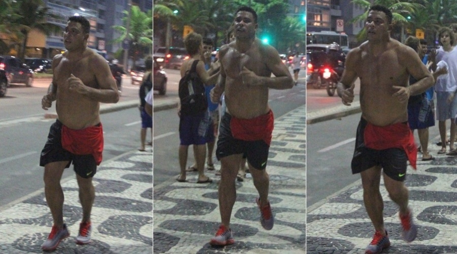 6.mar.2013 - O ex-jogador Ronaldo se exercitou pela orla da praia do Leblon, na zona sul do Rio