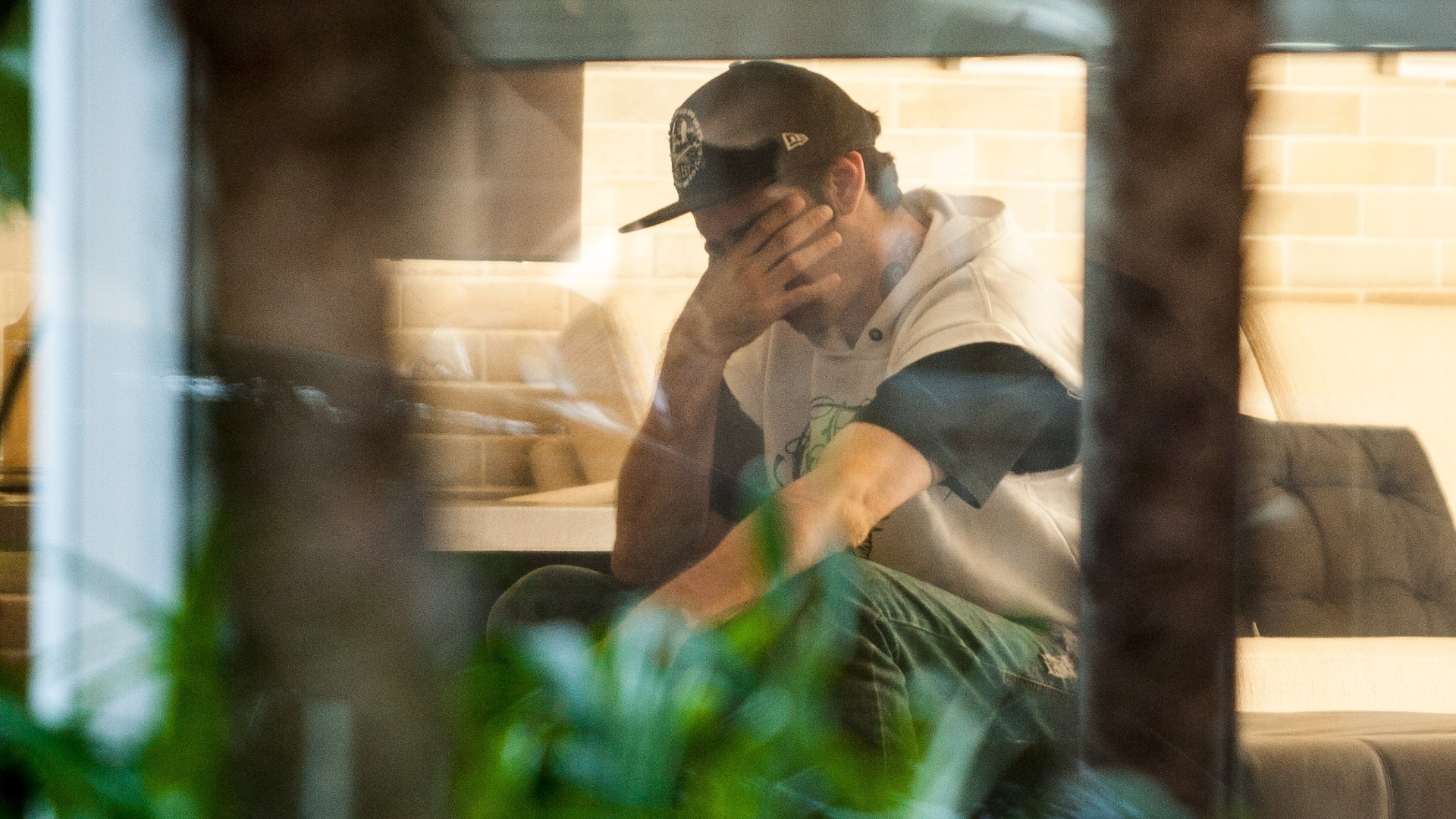 6.mar.2013 - O músico e companheiro de banda, Champignon, chora no saguão do apartamento do cantor Chorão, no bairro Pinheiros, em São Paulo - Eduardo Anizelli/Folhapress