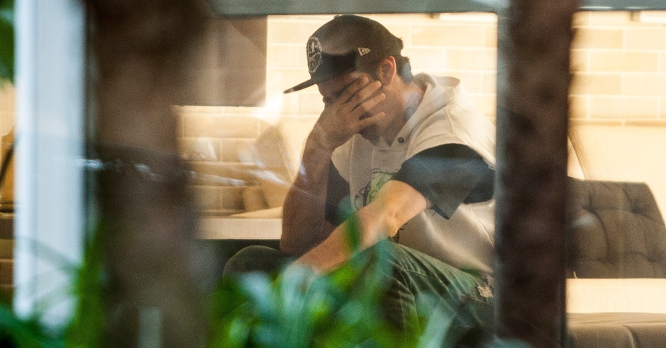 6.mar.2013 - O músico e companheiro de banda, Champignon, chora no saguão do apartamento do cantor Chorão, no bairro Pinheiros, em São Paulo