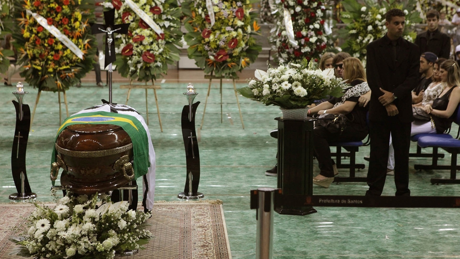 6.mar.2013 - Parentes e amigos próximos se despedem de Chorão em velório - Alex Almeida / UOL