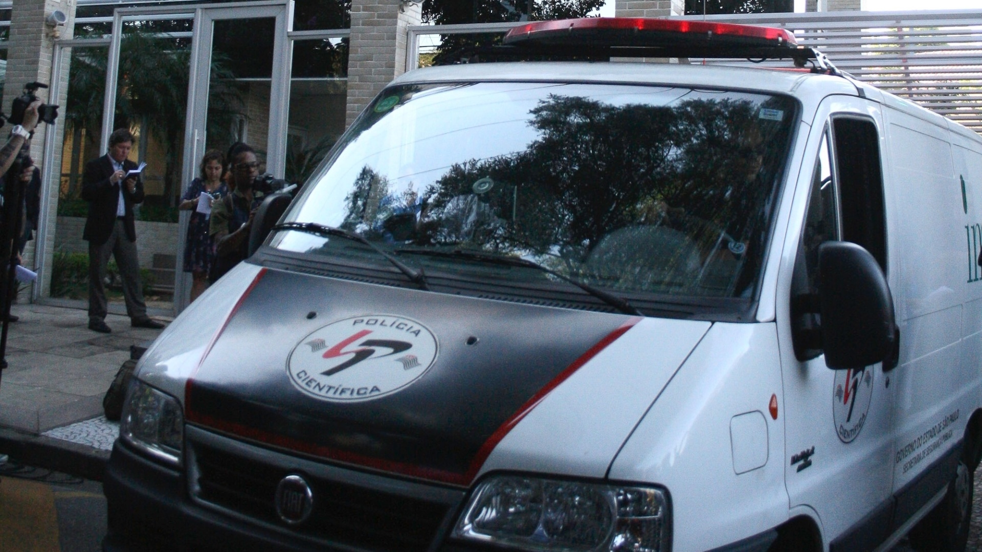 6.mar.2013 - Policiais entram no prédio de Chorão, onde o cantor foi encontrado morto nesta manhã no bairro de Pinheiros, em São Paulo - Mauricio Camargo/Brazil Photo Press