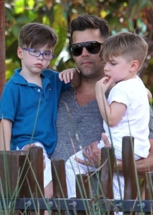 Ricky Martin com os gêmeos Matteo e Valentino em zoológico na Austrália