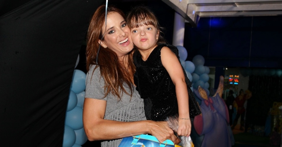 6.mar.2013 - Ticiane Pinheiro e a filha, Rafaella, prestigiaram o aniversário de três anos de Helena e Isabella, filhas de Luciano, em uma casa de festas em São Paulo