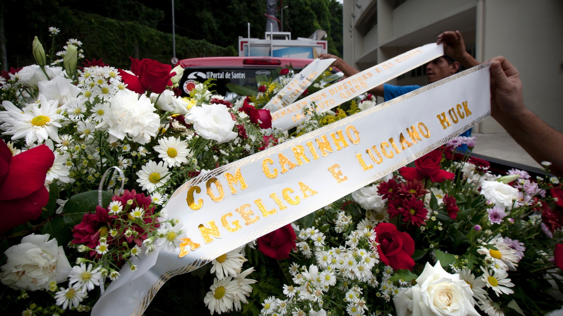 6.mar.2013 - Uma coroa de flores em nome dos apresentadores Luciano Huck e Angélica chega ao ginásio poliesportivo, local onde o corpo de Chorão será velado - Fabio Braga/Folhapress
