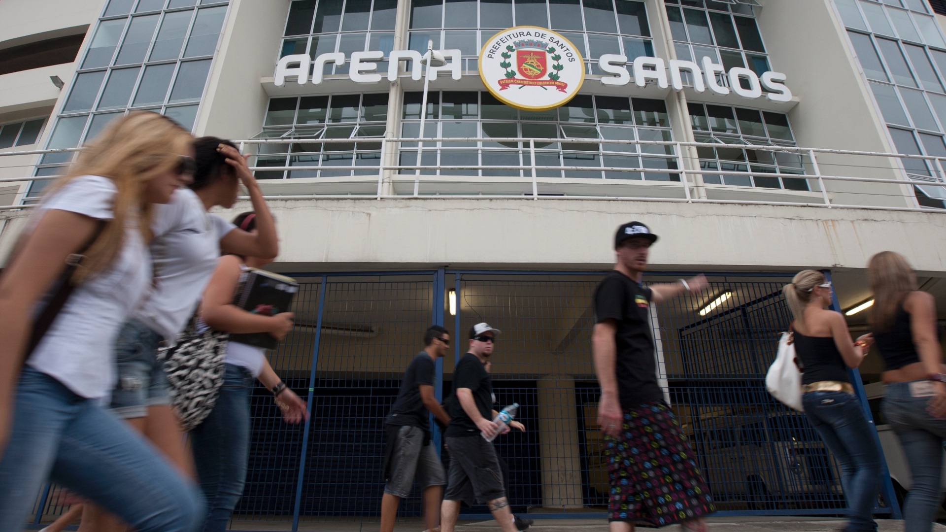 6.mar.2013 Fãs chegam ao ginásio poliesportivo onde o corpo do vocalista da banda Charlie Brown será velado - Fabio Braga/Folhapress