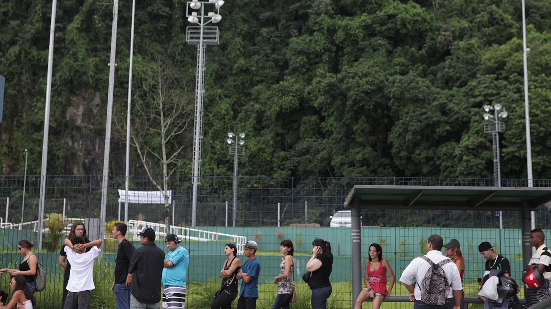 6.mar.2013 Fãs já fazem fila na porta do ginásio poliesportivo onde o corpo do vocalista da banda Charlie Brown será velado - Alex Almeida/UOL