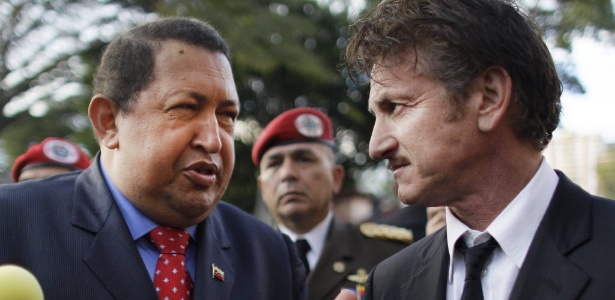 Sean Penn com Hugo Chavez no palácio presidencial de Caracas, na Venezuela