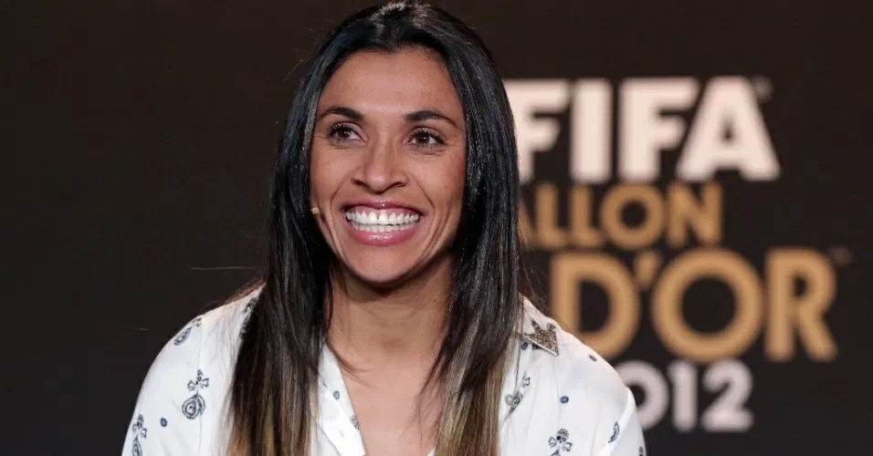 - Marta - já foi escolhida como melhor futebolista do mundo por cinco vezes consecutivas, um recorde entre mulheres e homens. Foi considerada pela Revista Época um dos 100 brasileiros mais influentes do ano de 2009. , entrou na calçada da fama do Maracanã, sendo a primeira e, até agora, a única mulher a deixar a marca dos pés neste local. Já conquistou dois ouros, em Jogos Pan-americanos, e três pratas, duas em Olimpíadas e uma na Copa do Mundo, com a seleção brasileira de futebol. - REUTERS/Christian Hartmann