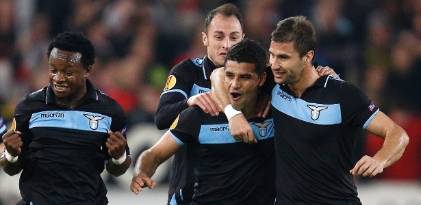 Éderson (centro) ganha o abraço dos companheiros após marcar contra o Stuttgart - REUTERS/Lisi Niesner