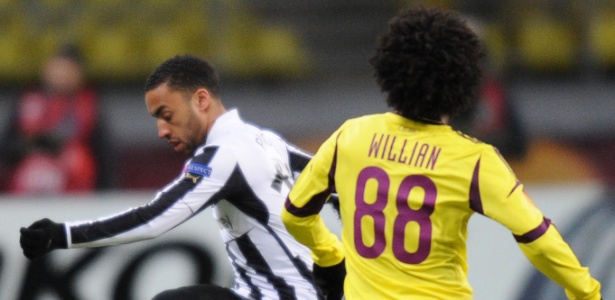 Willian, do Anzhi, marca Perch, do Newcastle, durante confronto pela Liga Europa - AFP PHOTO/ALEXANDER NEMENOV