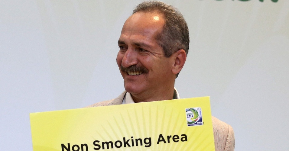 07.mar.2013 - Ministro do Esporte Aldo Rebelo apresenta o cartaz de proibido fumar que será usado durante a Copa das Confederações