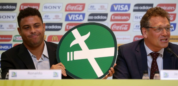  Ronaldo (esq) e Jérôme Valcke, secretário-geral da Fifa, durante reunião no Rio de Janeiro