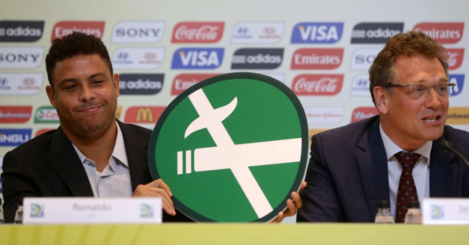 07.mar.2013 - Ronaldo (esq), membro do COL da Copa 2014, e Jérôme Valcke, secretário-geral da Fifa, durante reunião no Rio de Janeiro, a 100 dias da Copa das Confederações