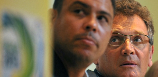Ronaldo (esq), membro do COL, e Jérôme Valcke, secretário-geral da Fifa, durante reunião no Rio