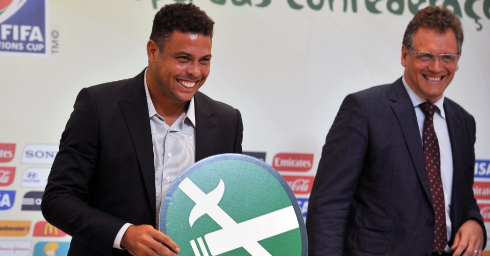 07.mar.2013 - Ronaldo (esq), membro do COL da Copa 2014, e Jérôme Valcke, secretário-geral da Fifa, sorriem durante reunião no Rio de Janeiro