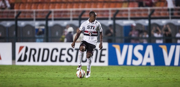 Wellington, do São Paulo, domina bola durante jogo contra o Arsenal pela Libertadores - Leonardo Soares 