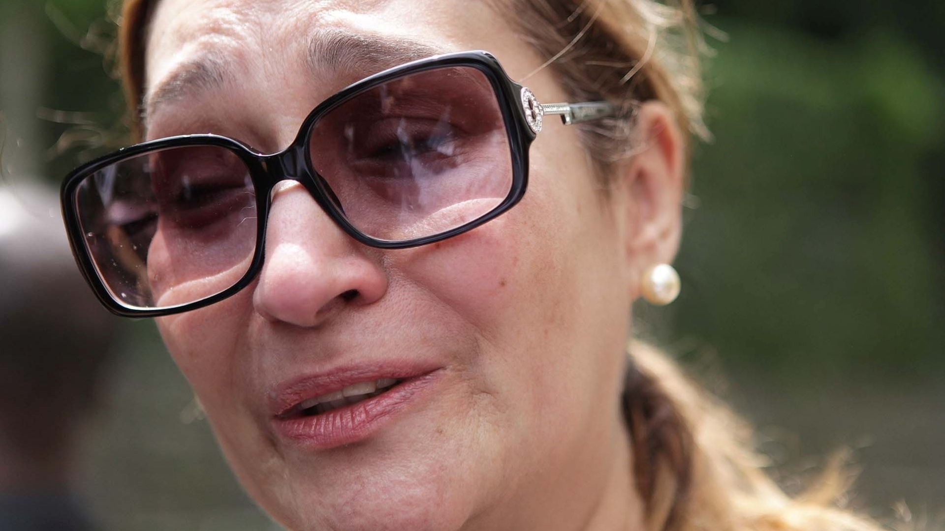 7.mar.2013 - A apresentadora Sônia Abrão, prima de Chorão, chega aos prantos ao velório do músico em Santos - Alex Almeida/UOL