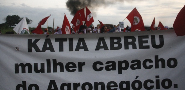 Cerca de 500 mulheres do MST realizaram protesto em fazenda da senadora Kátia Abreu (PSD-TO) - Divulgação/MST
