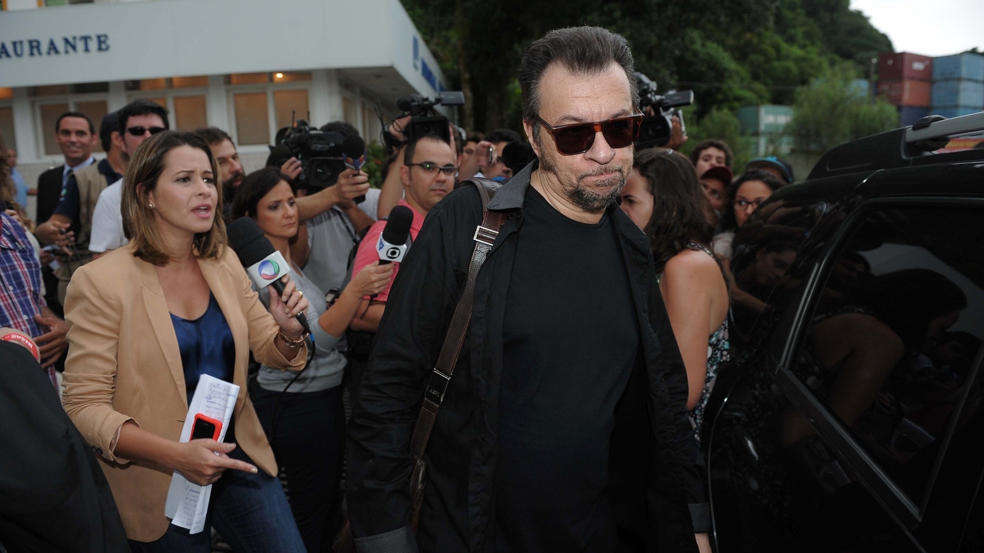 7.mar.2013 - Cercado pela imprensa, o músico Marcelo Nova deixa o cemitério Memorial Necrópole Ecumênica, em Santos, onde o cantor Chorão foi sepultado na tarde desta quinta - Francisco Cepeda, Leo Franco e Thiago Duran / AgNews