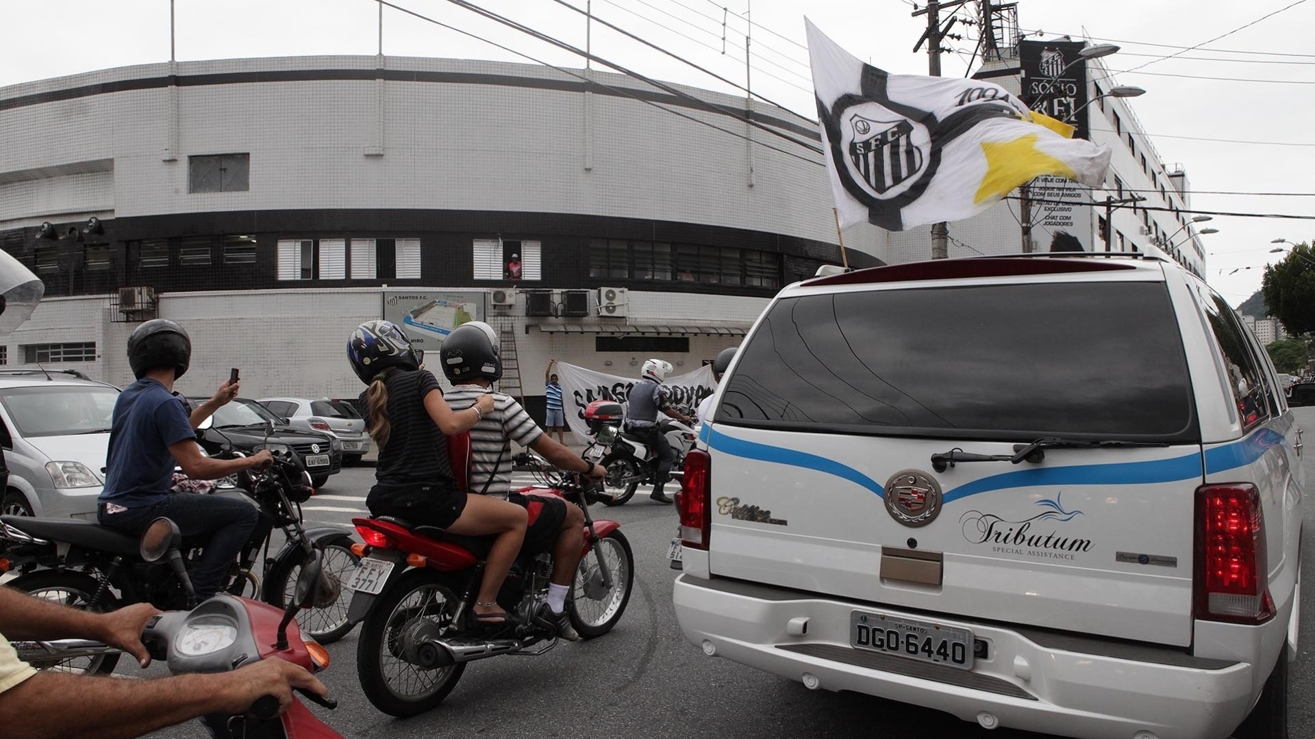 7.mar.2013 - Cortejo de Chorão passa pela Vila Belmiro, estádio do Santos, time que Chorão era fã - Alex Almeida / UOL