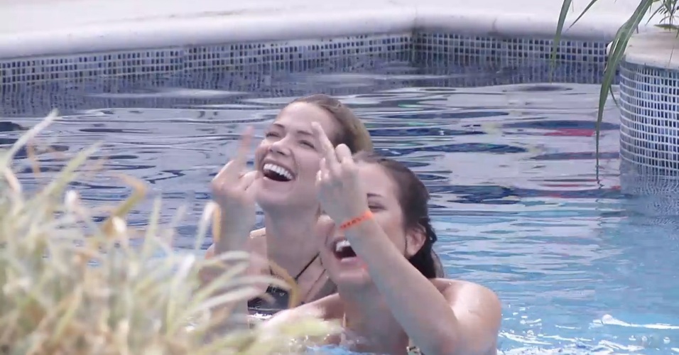 7.mar.2013 - Kamilla faz gesto obsceno para Fernanda após brincadeira da sister