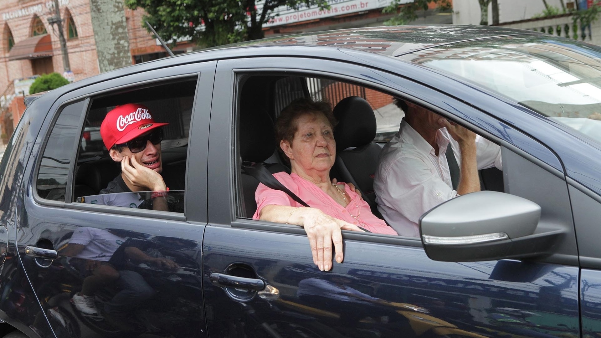 7.mar.2013 - Acompanhando a mãe de Chorão, sobrinho se emociona durante cerimônia de velório, cortejo e sepultamento do cantor em Santos - Alex Almeida / UOL