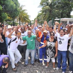 7.mar.2013 - Manifestantes protestam em Campos dos Goytacazes (RJ) contra o projeto que reduz os royalties do petróleo para os Estados produtores (Rio e Espírito Santo) - Rogério Azevedo/UOL